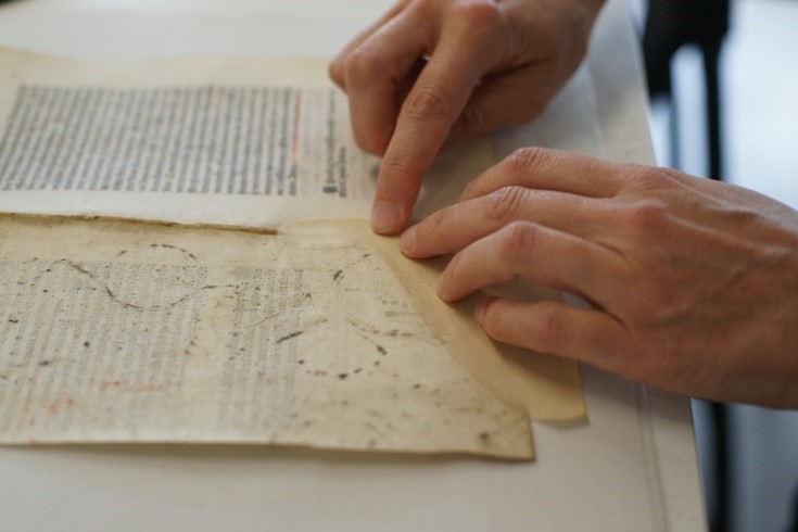 réparer les déchirures dans les documents anciens