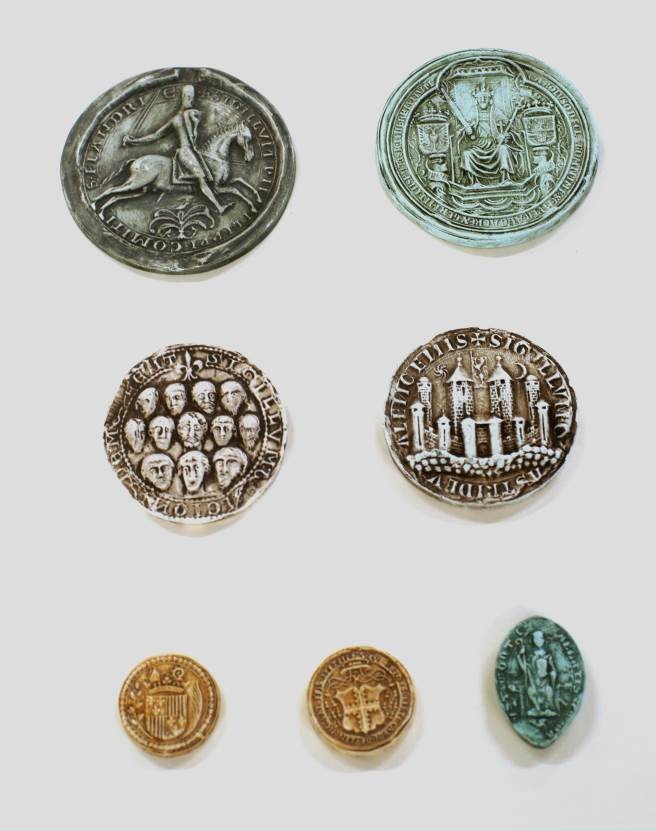 Moulages de sceaux de différentes typologies : équestre de guerre, de majesté, à effigies multiples, monumental