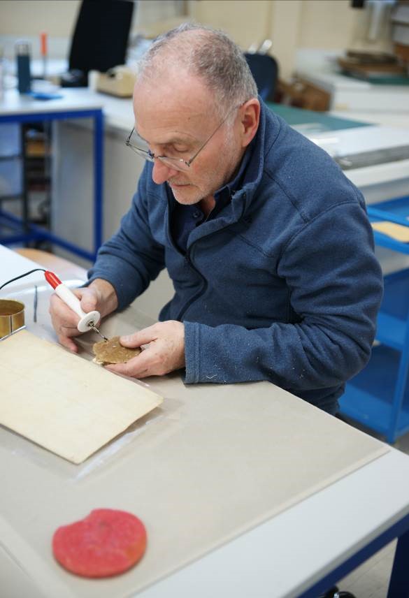 Restauration de sceaux dans l'atelier de La Reliure