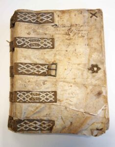 La reliure du registre Délibération du Conseil 1609-1625, de Villeneuve Lez Avignon